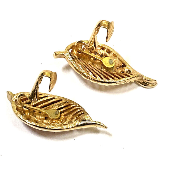 Vintage Kramer Gold filigree & Pink rhinestone Clip On Earrings Leaf Shapes - Picture 6 of 6